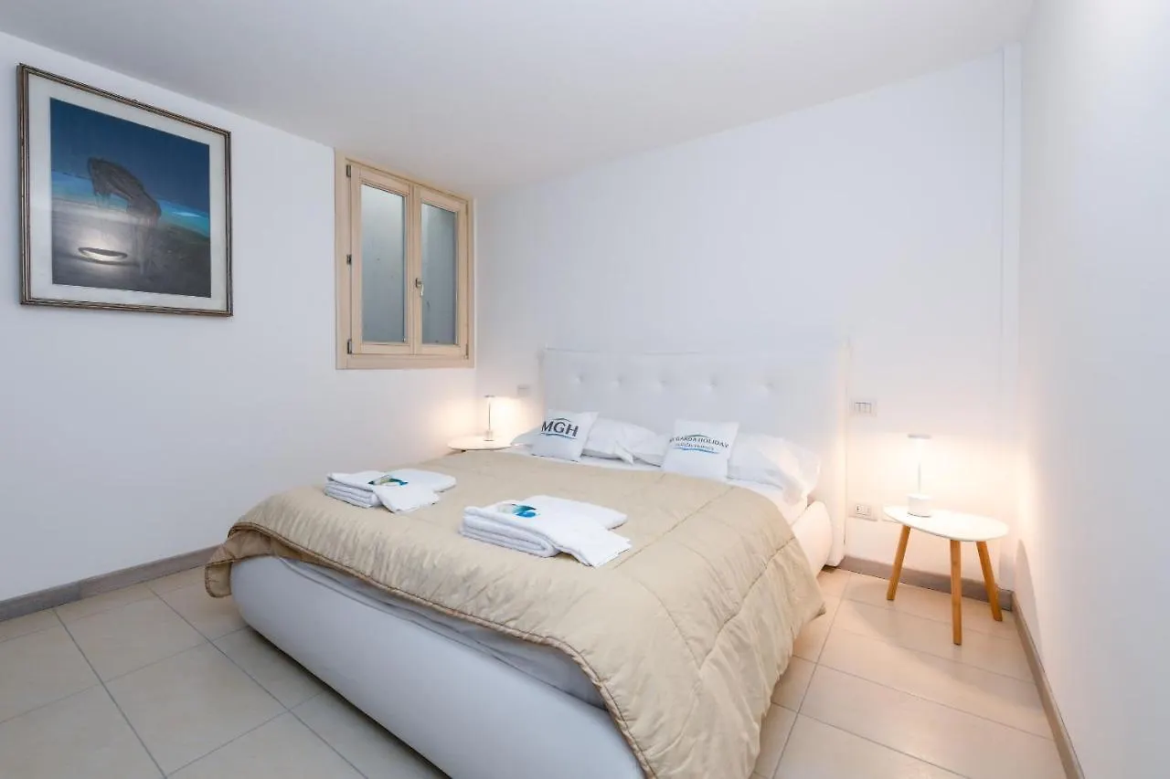 Caesar Sirmione Luxury Apartments 0*,  Italia